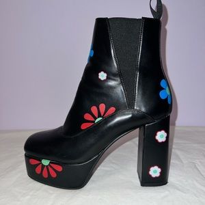 Lamoda gogo boots daisy print